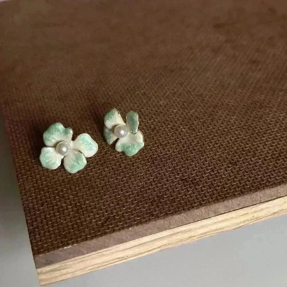 Four-Petal Gradient Flower With Pearls Earrings - Picture 7 of 9